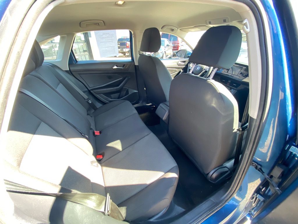 Photo 17 of this VOLKSWAGEN JETTA