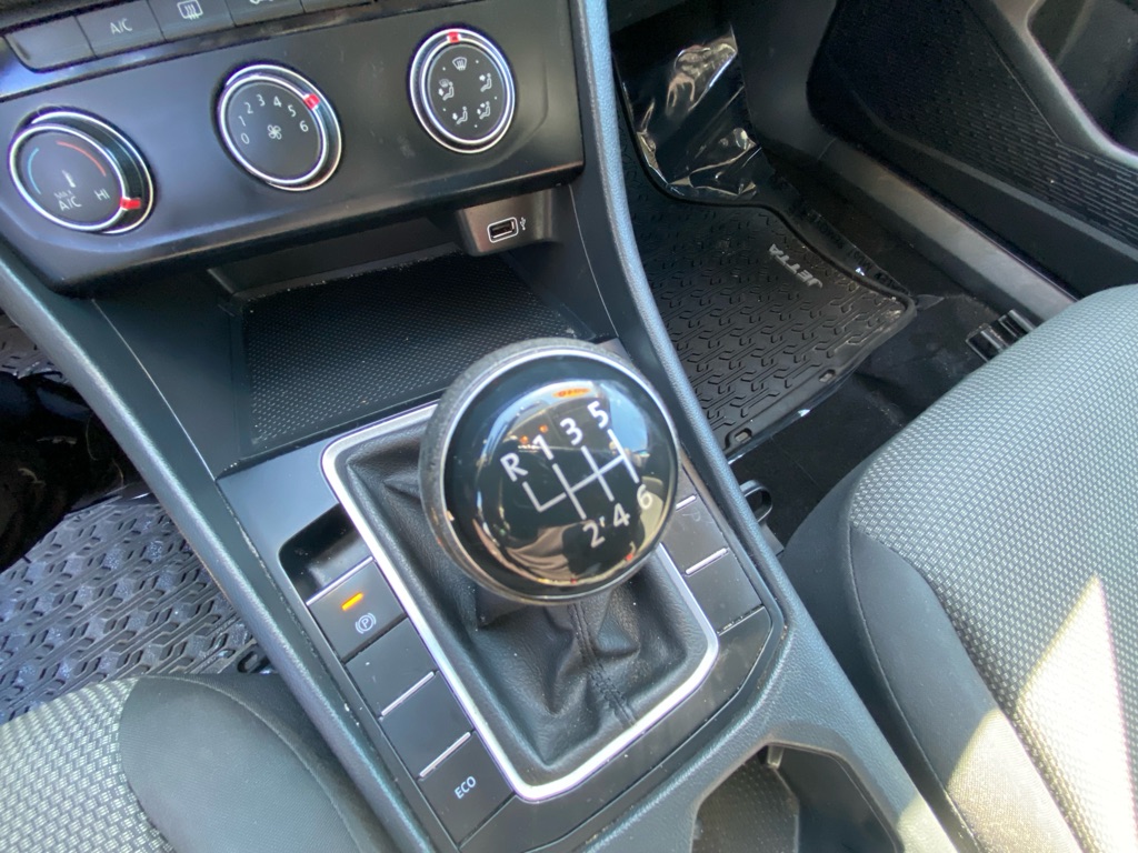 Photo 14 of this VOLKSWAGEN JETTA