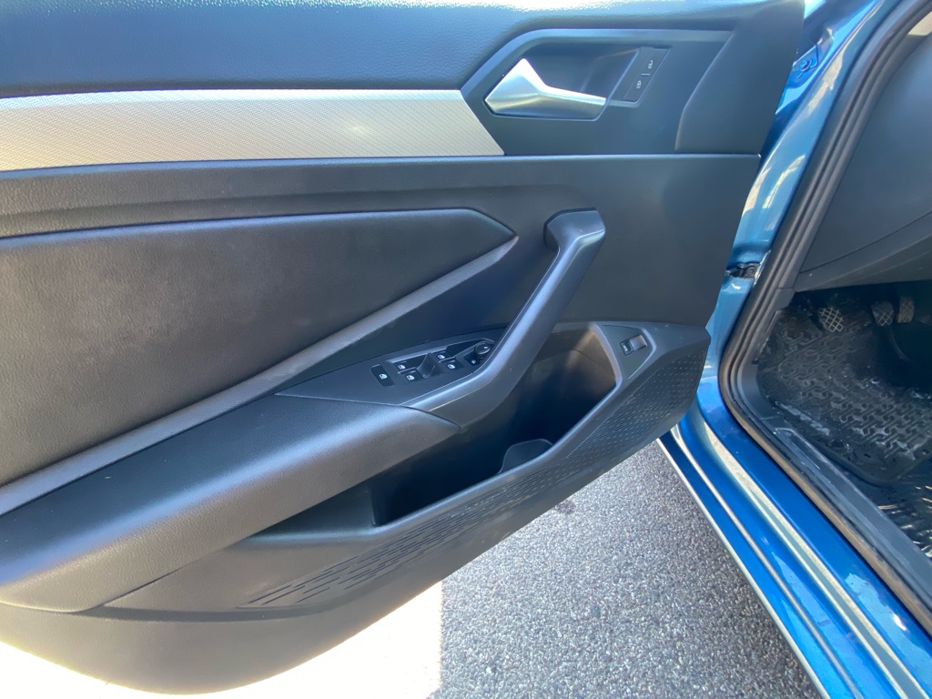 Photo 9 of this VOLKSWAGEN JETTA