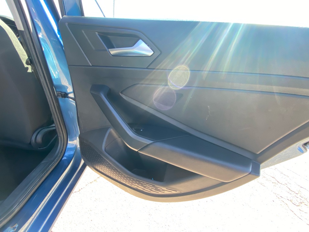 Photo 18 of this VOLKSWAGEN JETTA