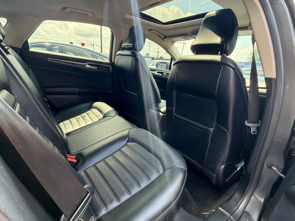 Photo 6 of this FORD FUSION