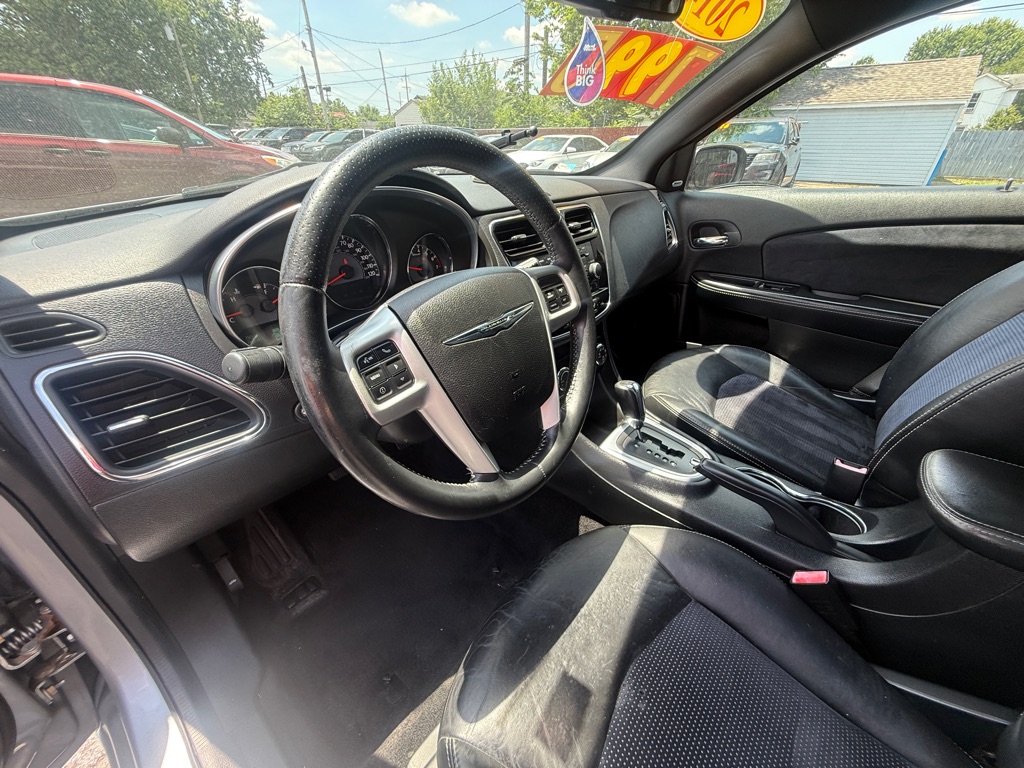 Photo 2 of this CHRYSLER 200