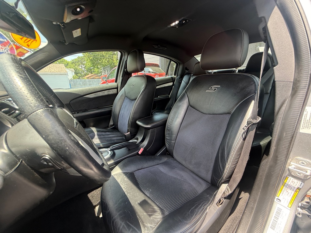 Photo 3 of this CHRYSLER 200