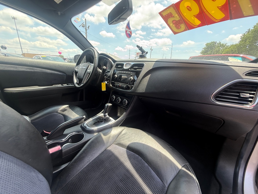 Photo 4 of this CHRYSLER 200