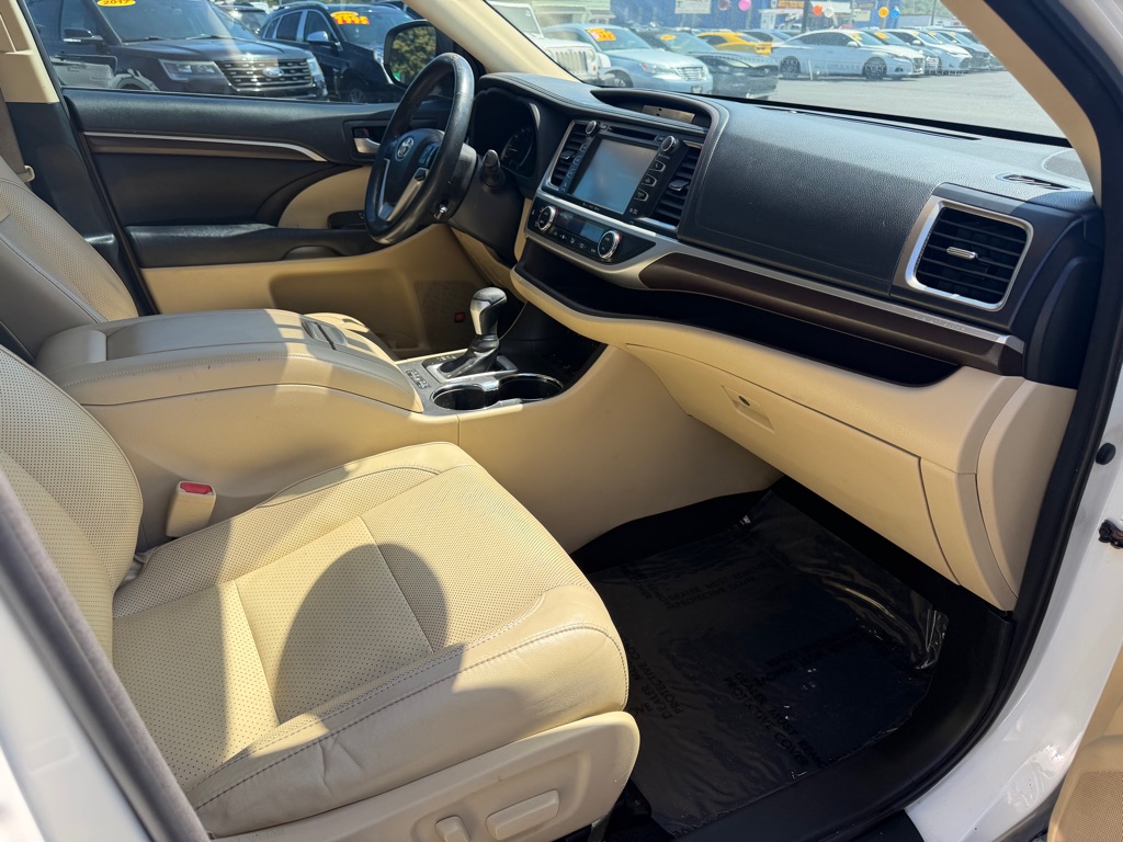 Photo 8 of this TOYOTA HIGHLANDER