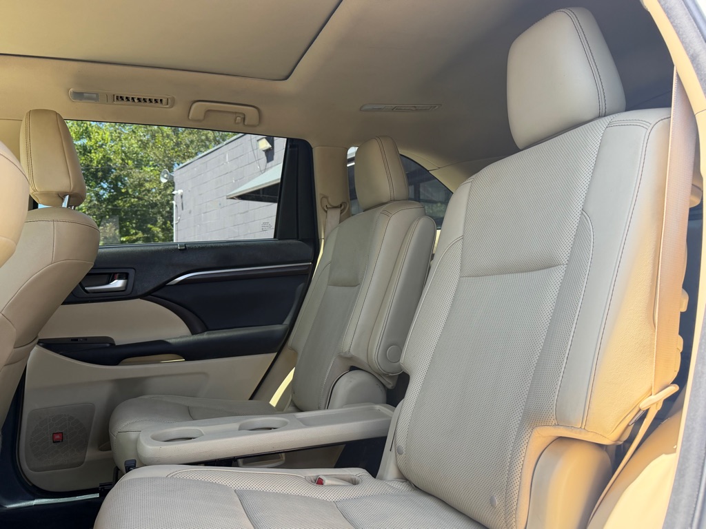 Photo 4 of this TOYOTA HIGHLANDER