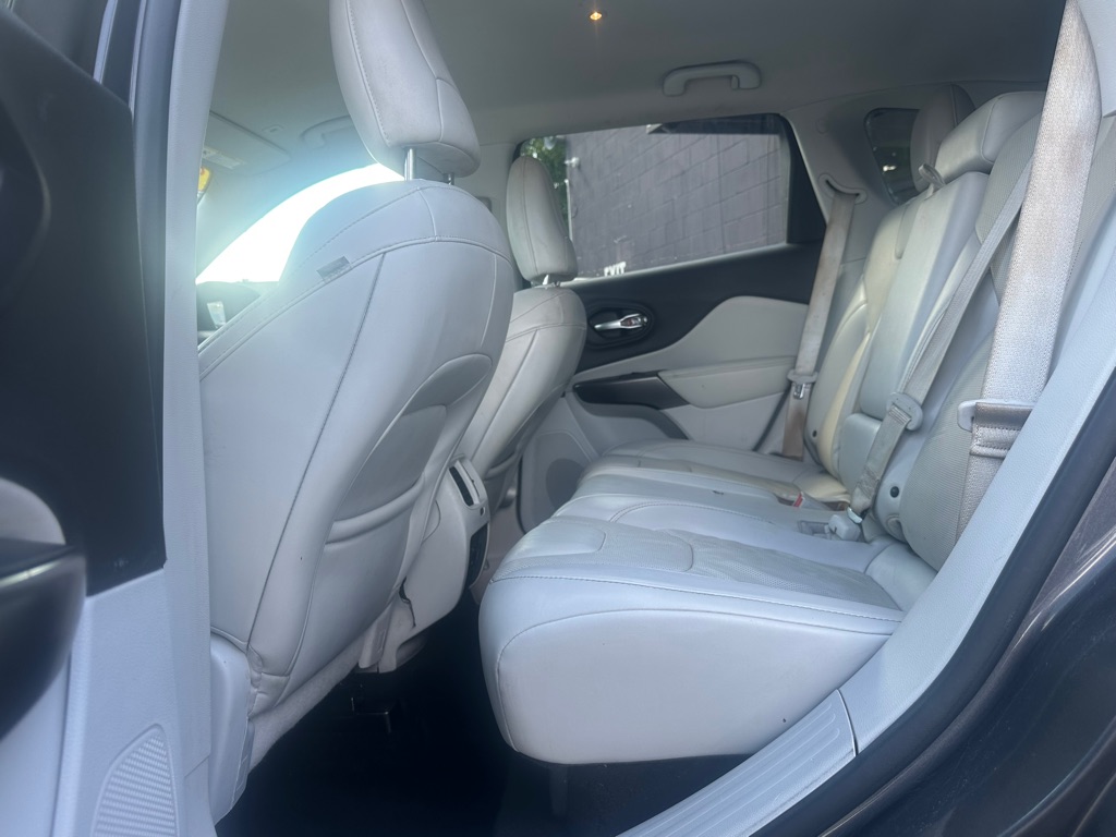 Photo 8 of this JEEP CHEROKEE
