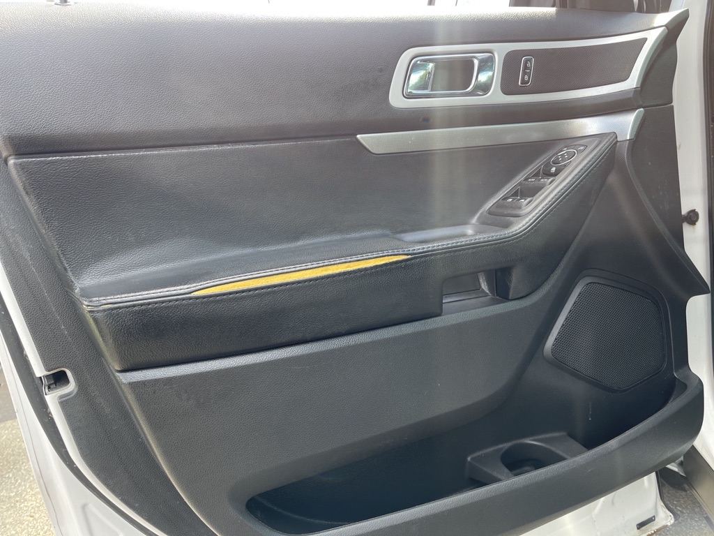 Photo 8 of this FORD EXPLORER