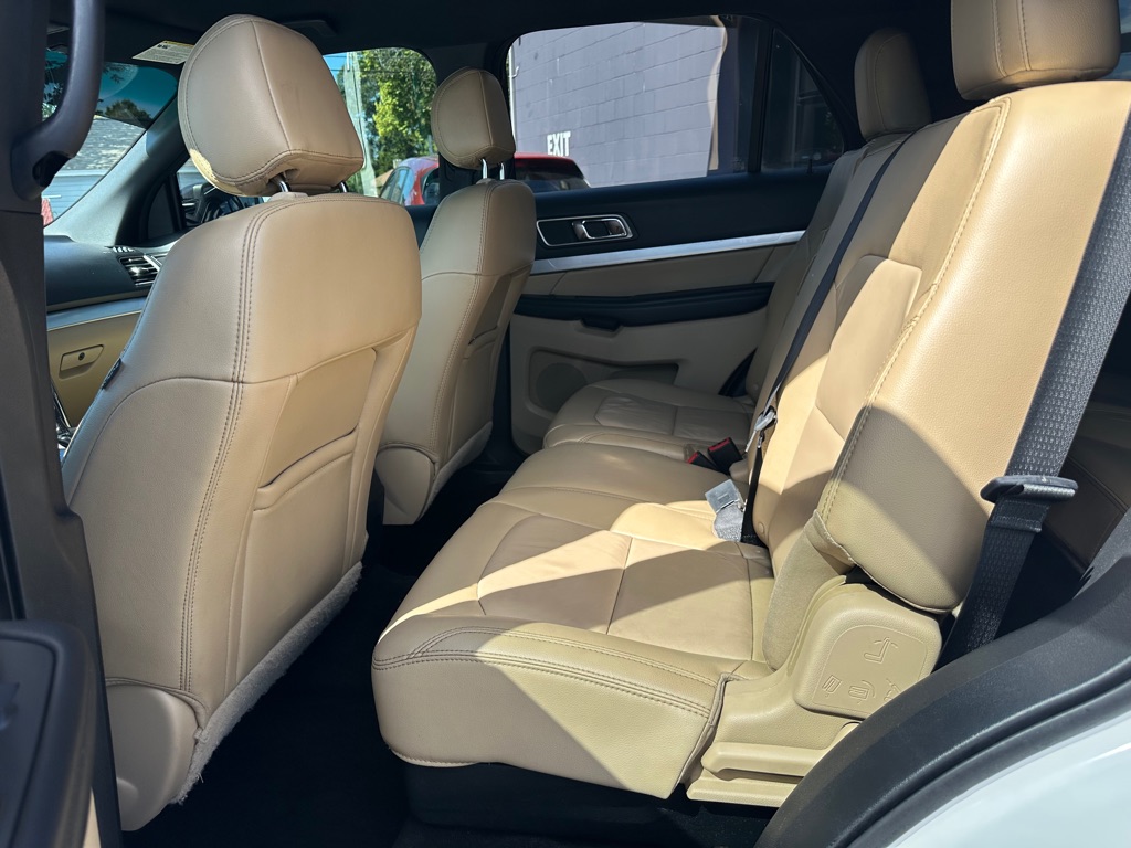 Photo 6 of this FORD EXPLORER