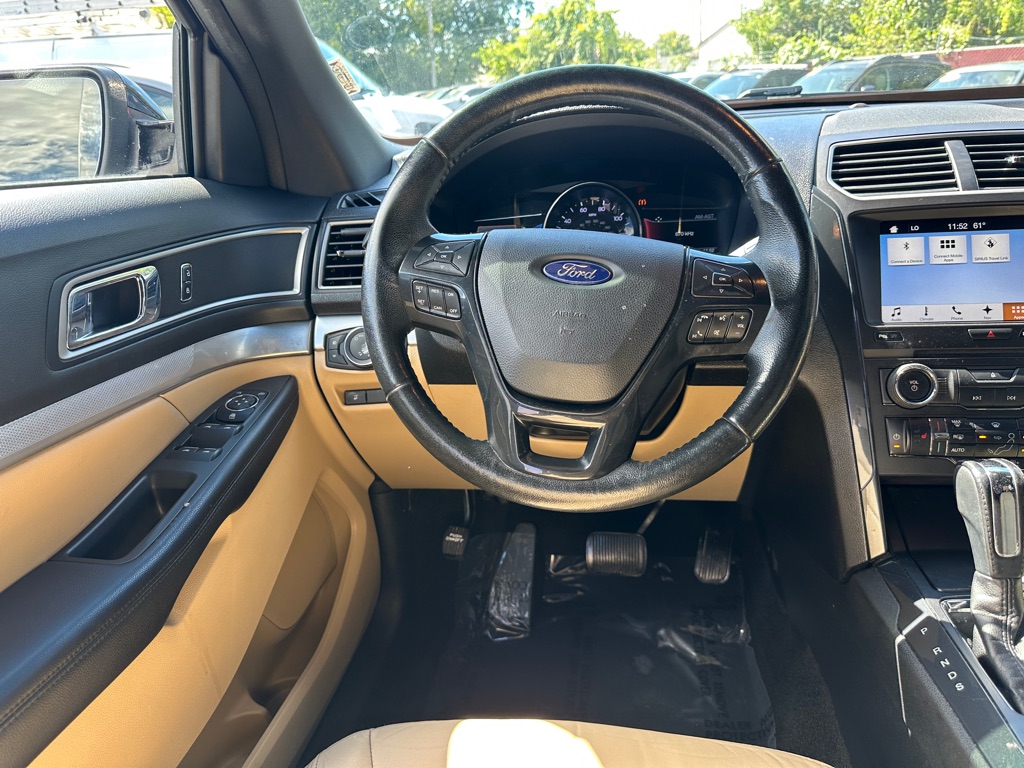 Photo 4 of this FORD EXPLORER