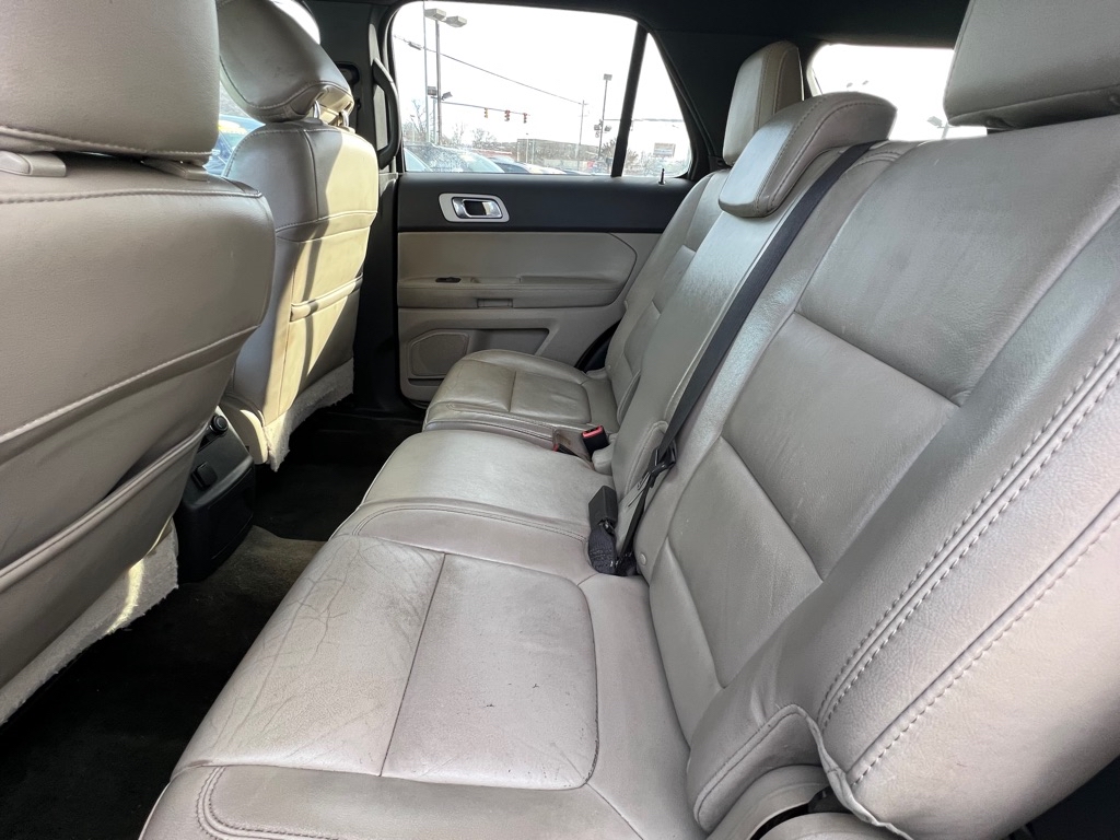 Photo 14 of this FORD EXPLORER