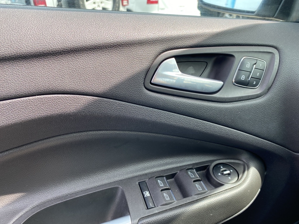 Photo 10 of this FORD ESCAPE