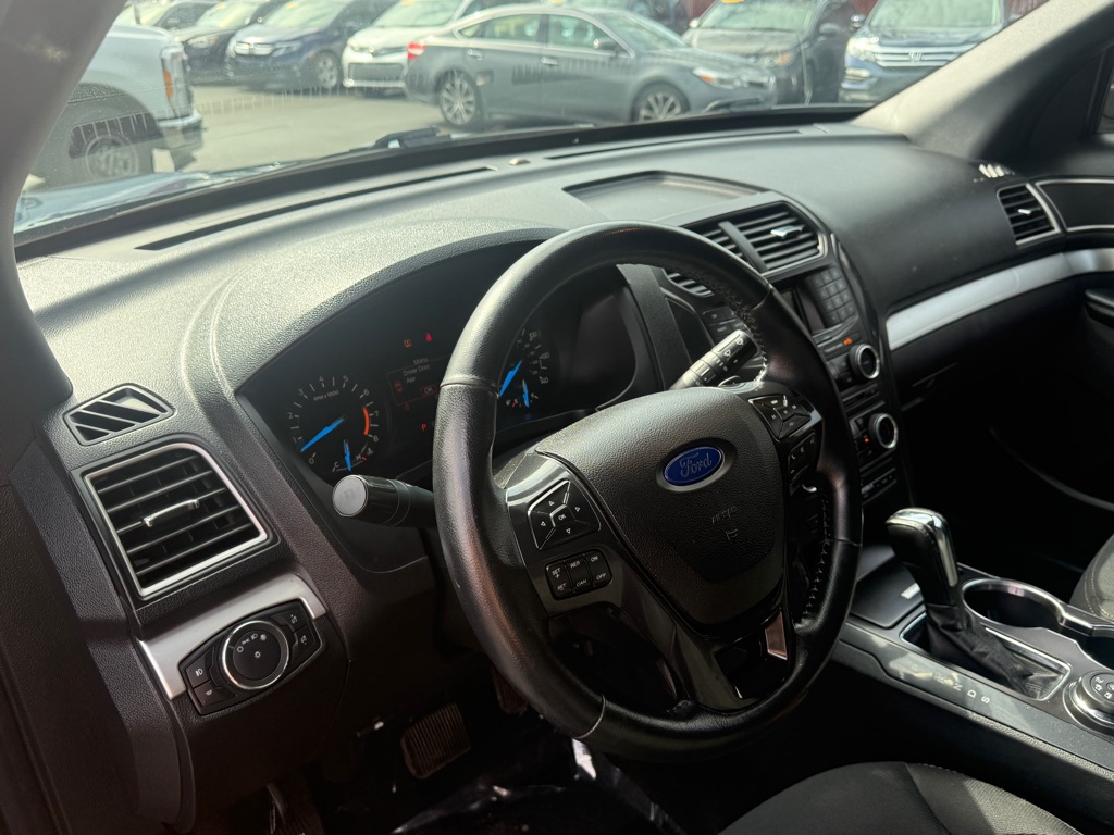 Photo 3 of this FORD EXPLORER