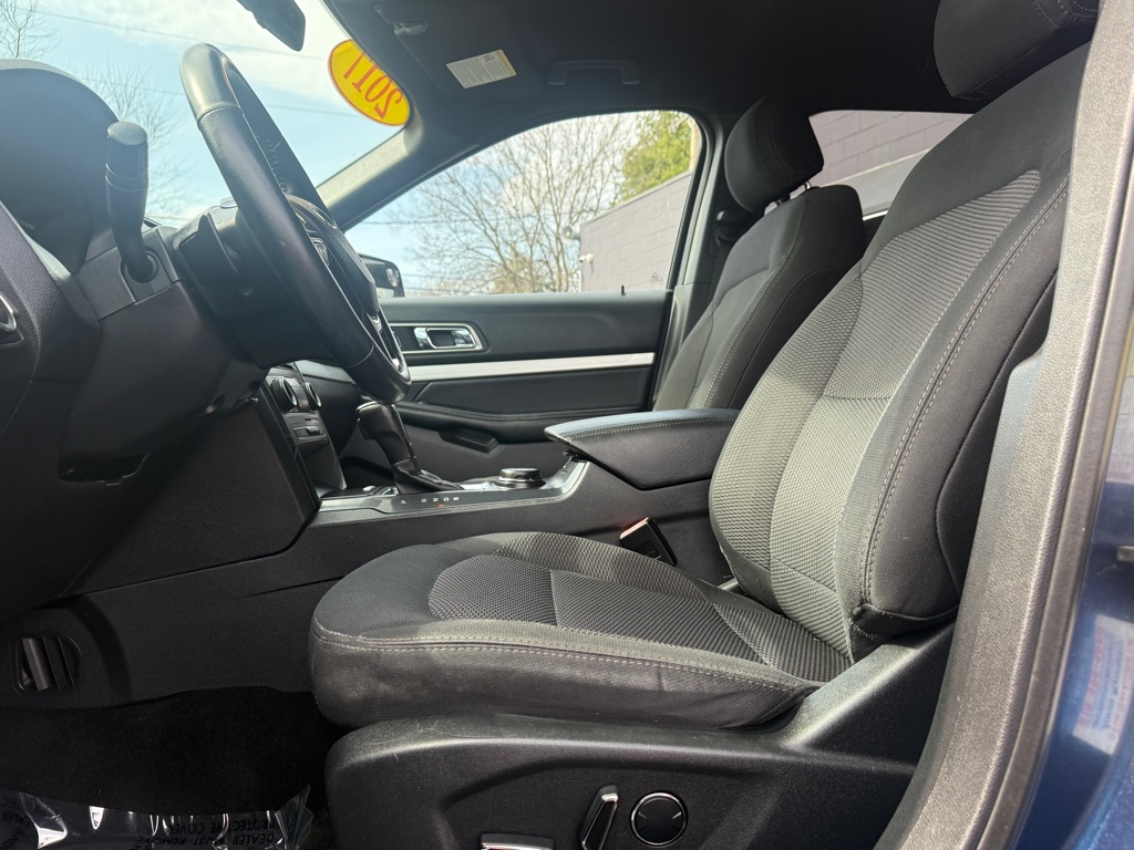 Photo 2 of this FORD EXPLORER
