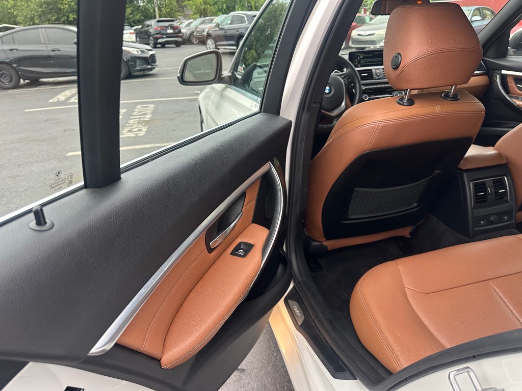 Photo 9 of this BMW 3 SERIES