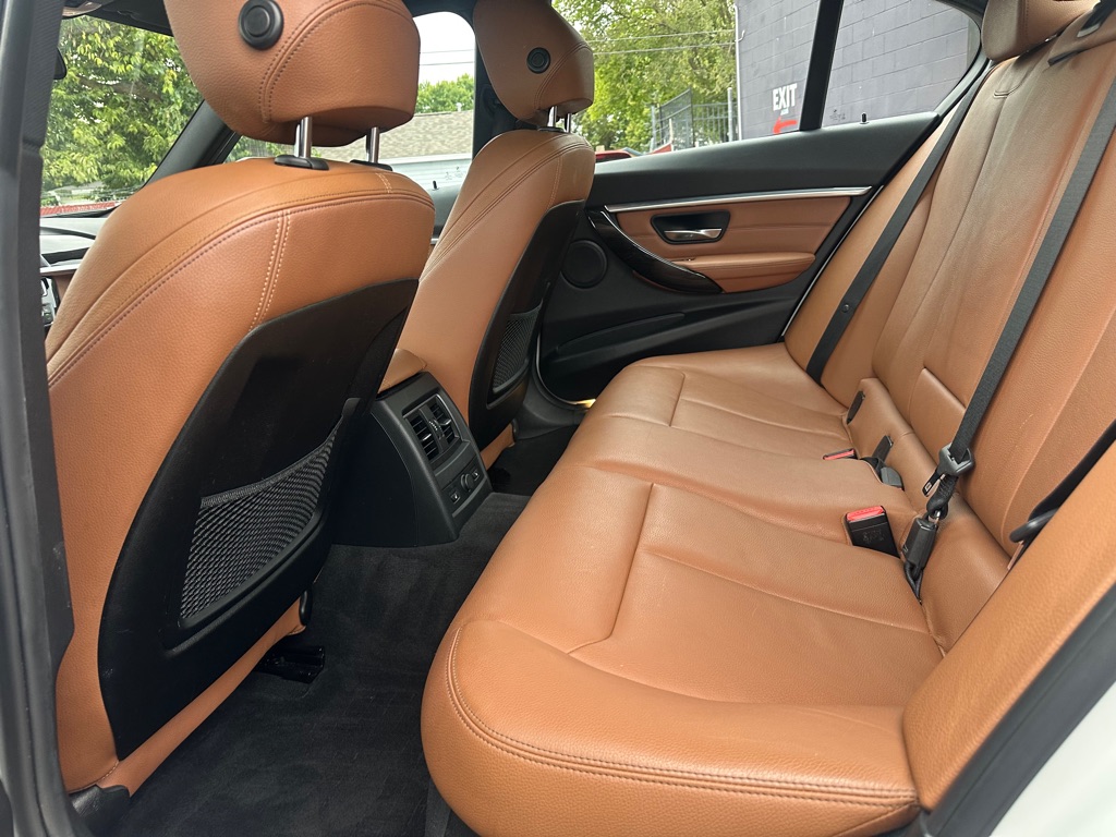 Photo 6 of this BMW 3 SERIES