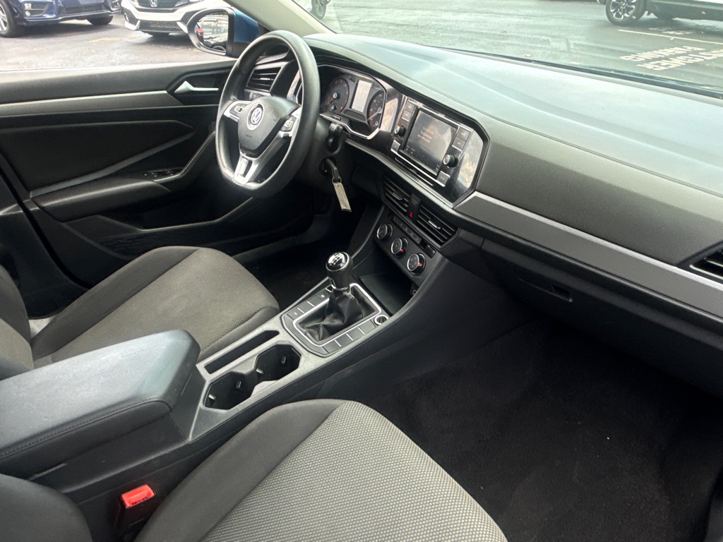 Photo 32 of this VOLKSWAGEN JETTA