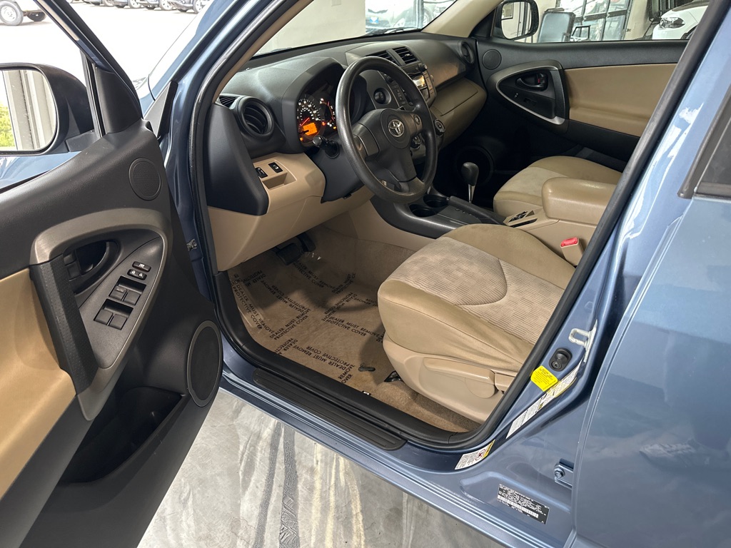 Photo 10 of this TOYOTA RAV4