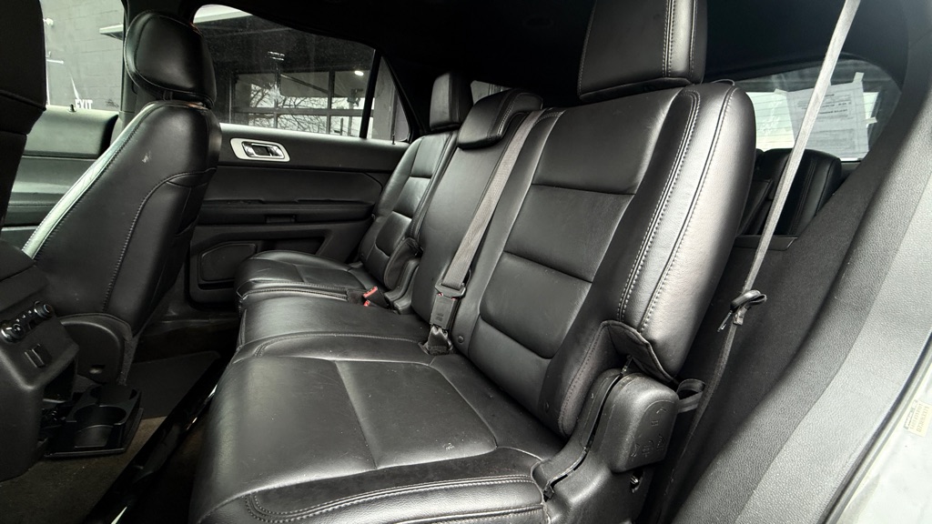 Photo 3 of this FORD EXPLORER