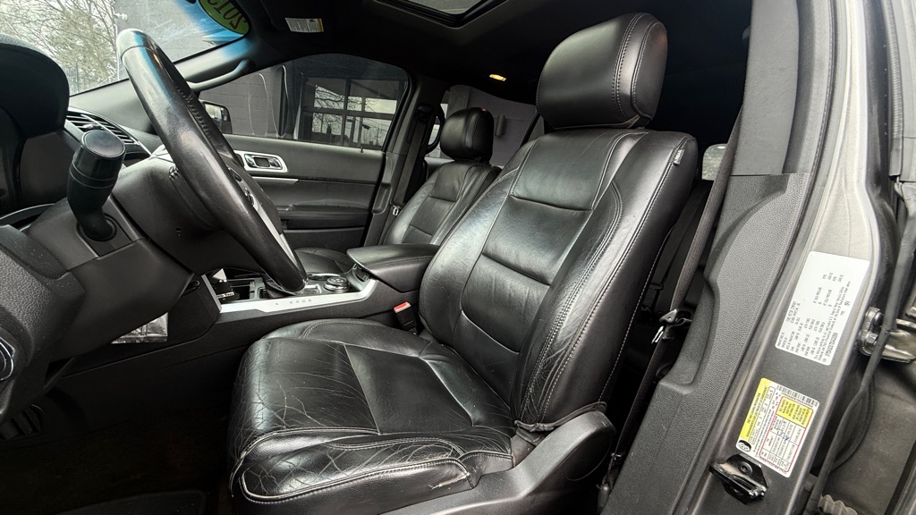 Photo 4 of this FORD EXPLORER
