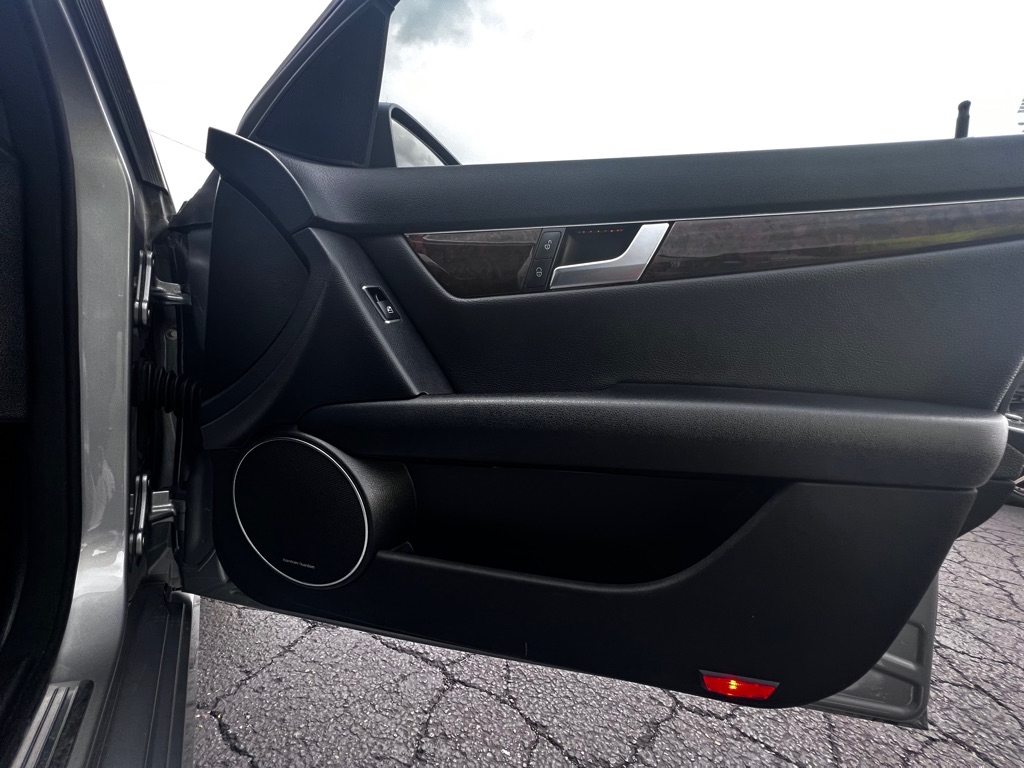 Photo 20 of this MERCEDES-BENZ C-CLASS