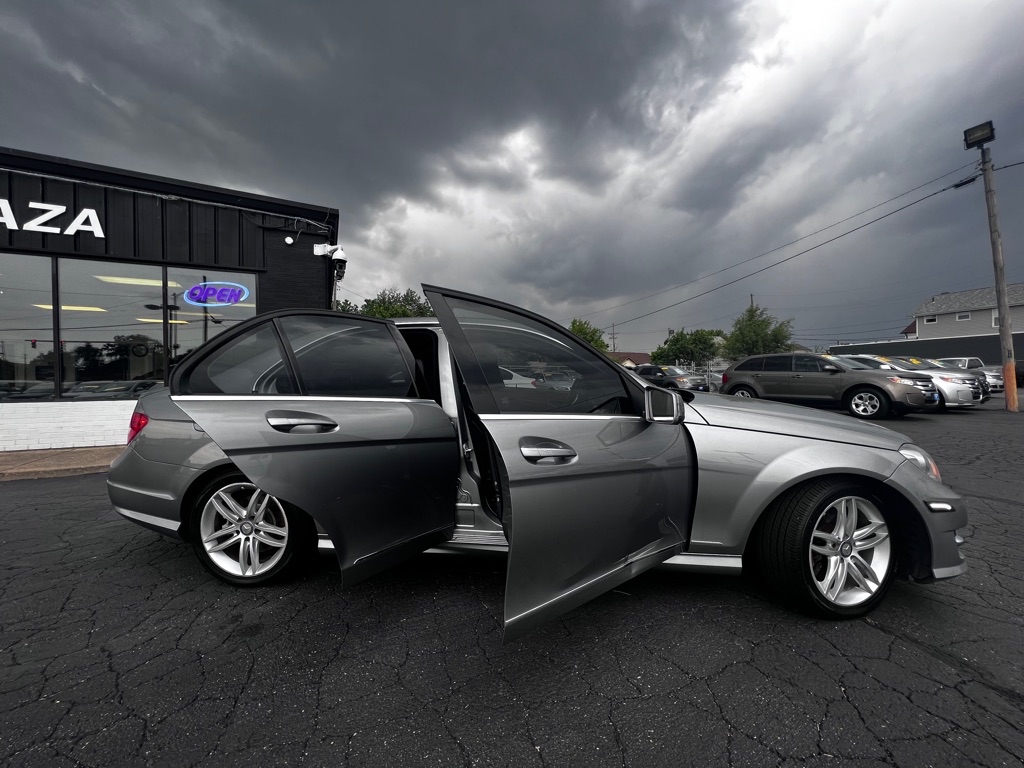 Photo 24 of this MERCEDES-BENZ C-CLASS