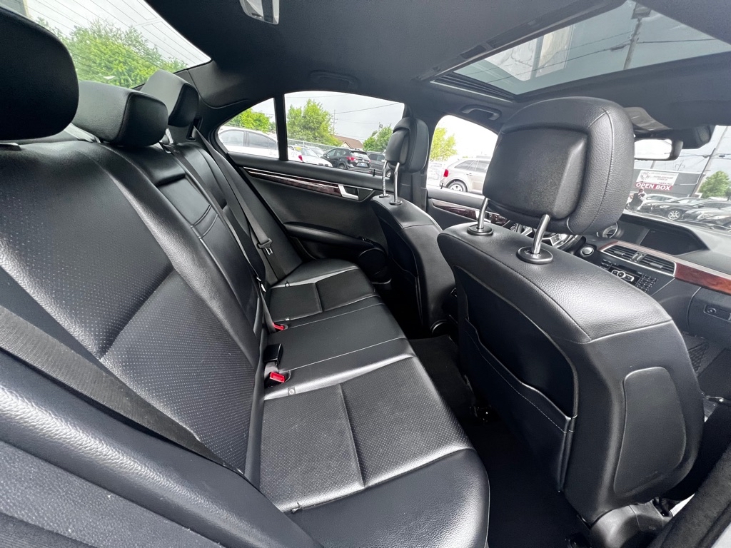 Photo 22 of this MERCEDES-BENZ C-CLASS