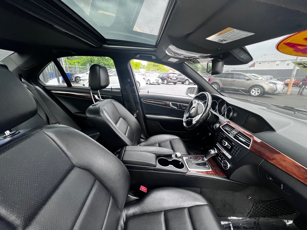 Photo 18 of this MERCEDES-BENZ C-CLASS
