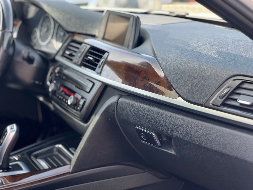 Photo 14 of this BMW 320