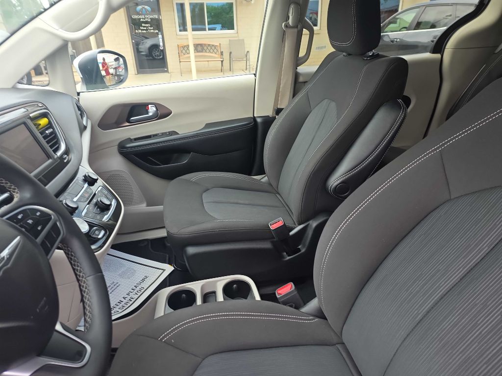Photo 7 of this CHRYSLER VOYAGER