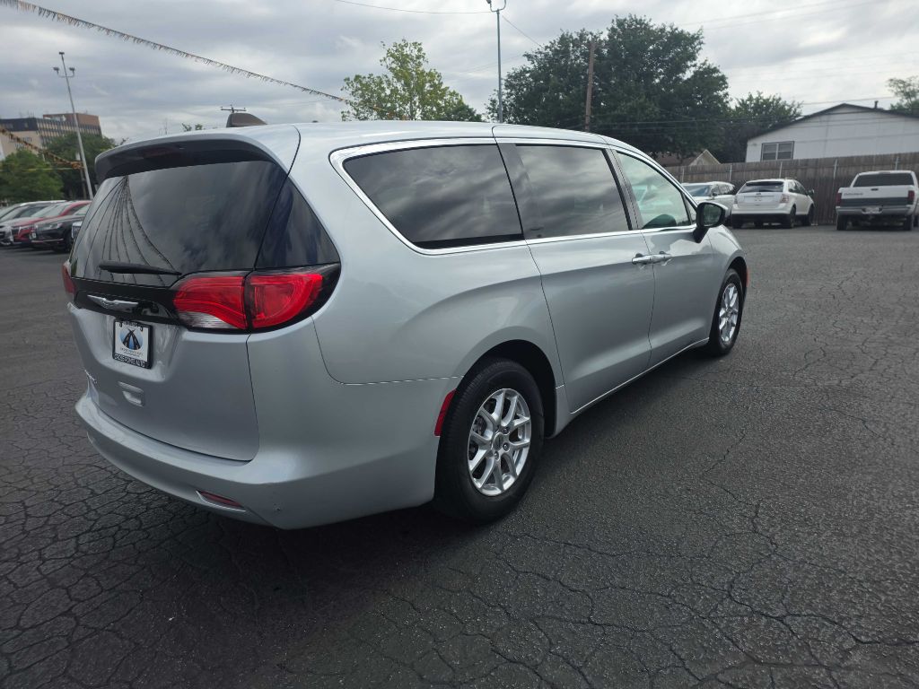 Photo 6 of this CHRYSLER VOYAGER
