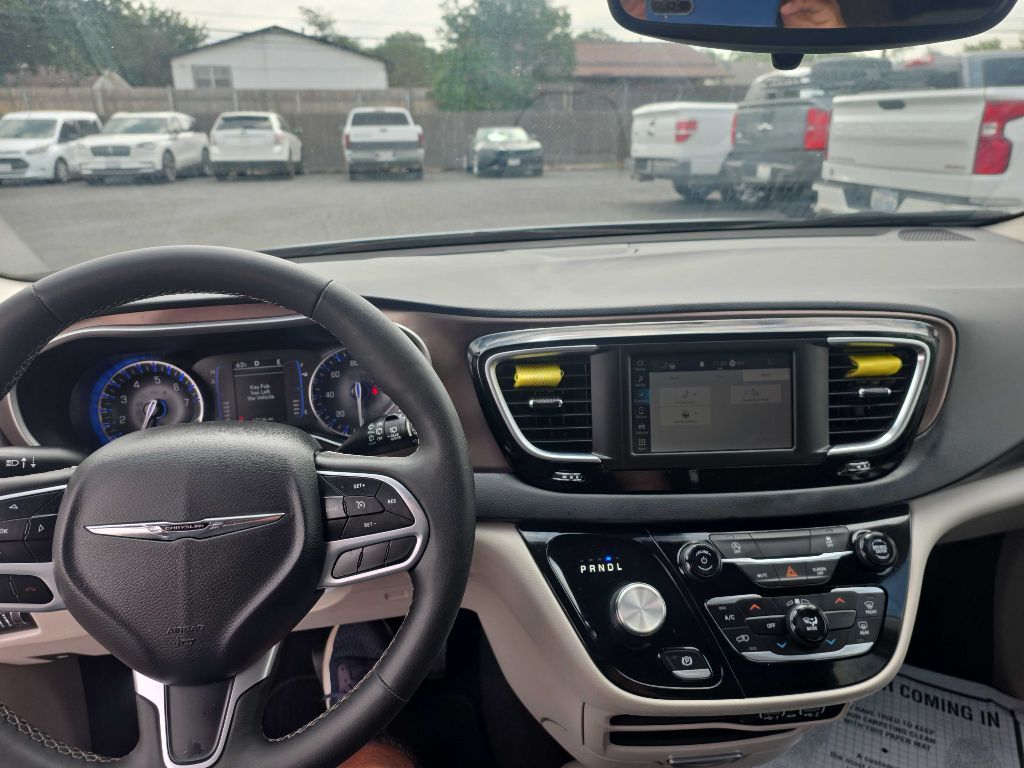 Photo 23 of this CHRYSLER VOYAGER