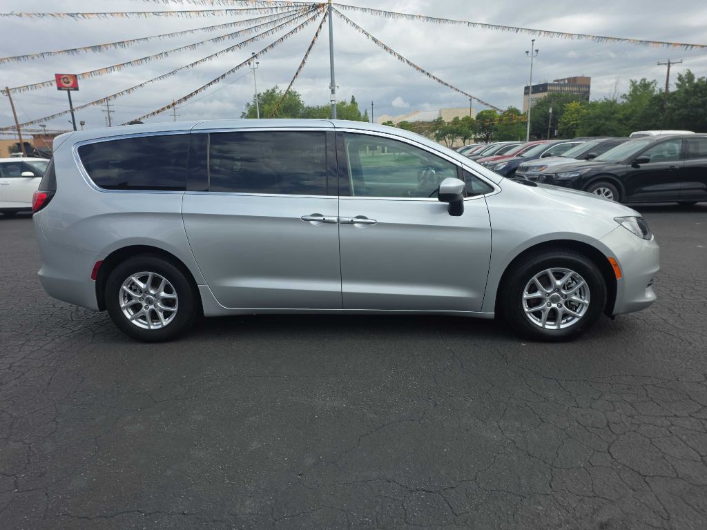 Photo 14 of this CHRYSLER VOYAGER