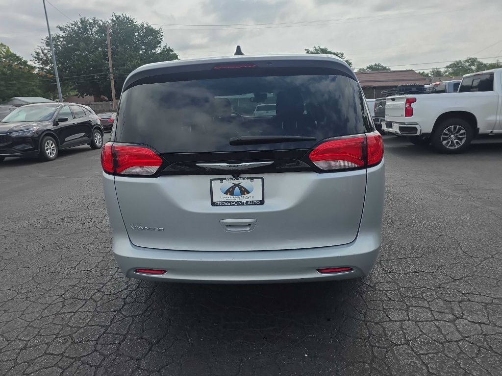 Photo 8 of this CHRYSLER VOYAGER