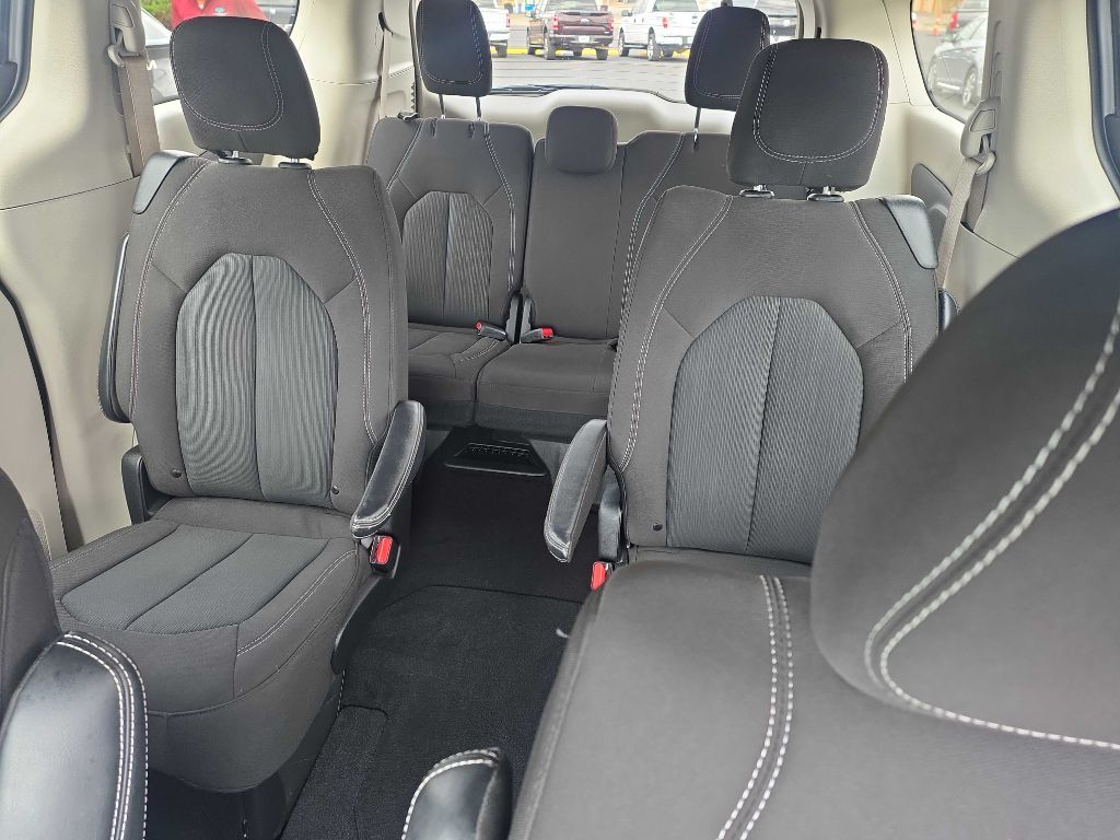 Photo 19 of this CHRYSLER VOYAGER