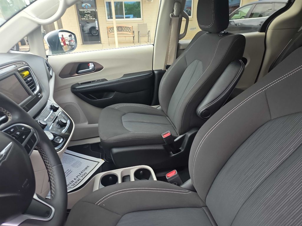 Photo 20 of this CHRYSLER VOYAGER