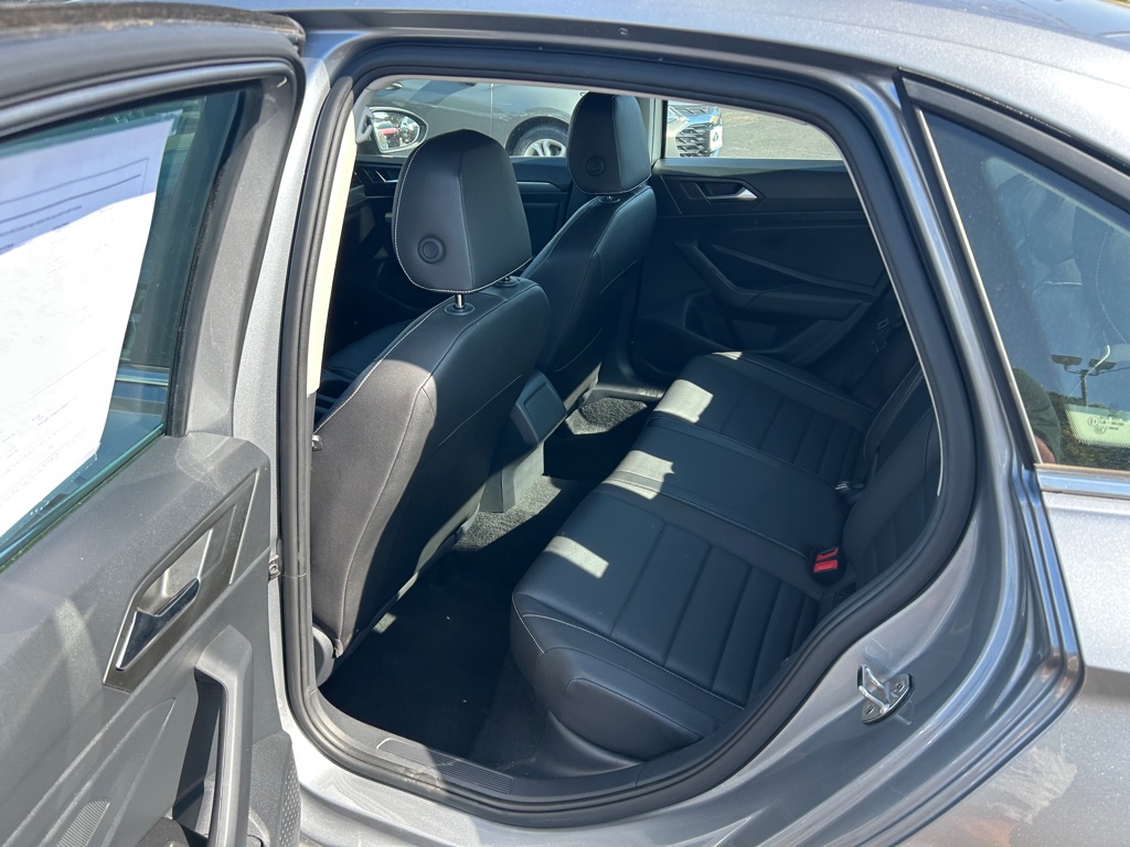 Photo 8 of this VOLKSWAGEN JETTA