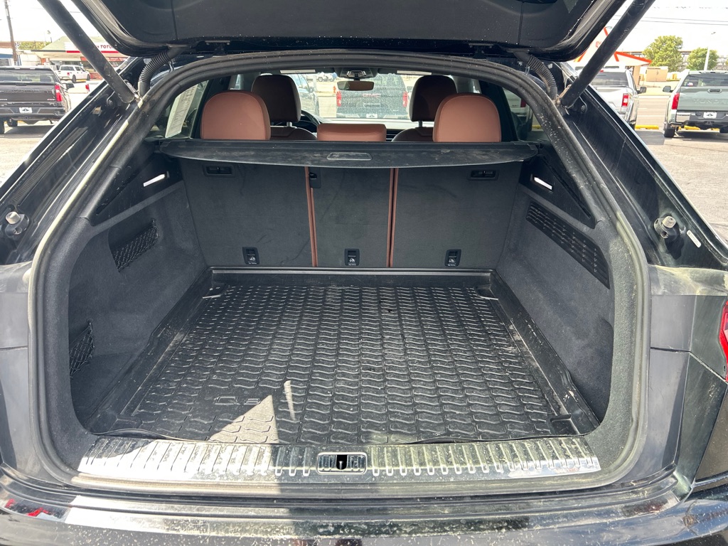 Photo 10 of this AUDI Q8