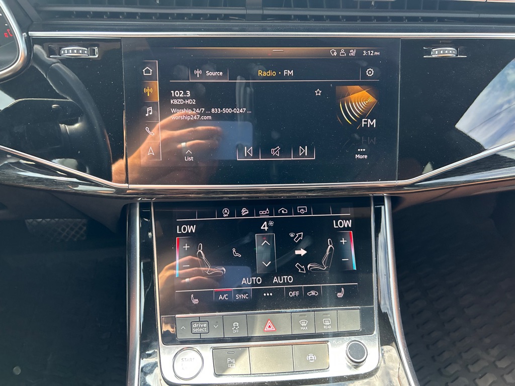 Photo 17 of this AUDI Q8