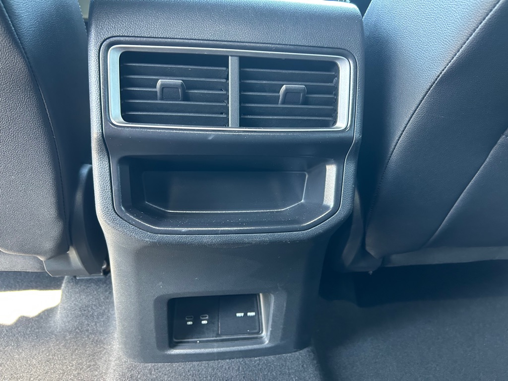 Photo 13 of this VOLKSWAGEN ATLAS CROSS SPO