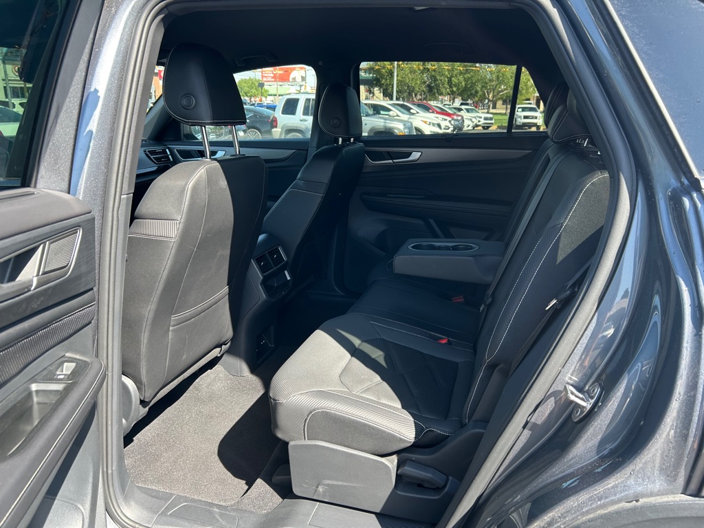 Photo 11 of this VOLKSWAGEN ATLAS CROSS SPO