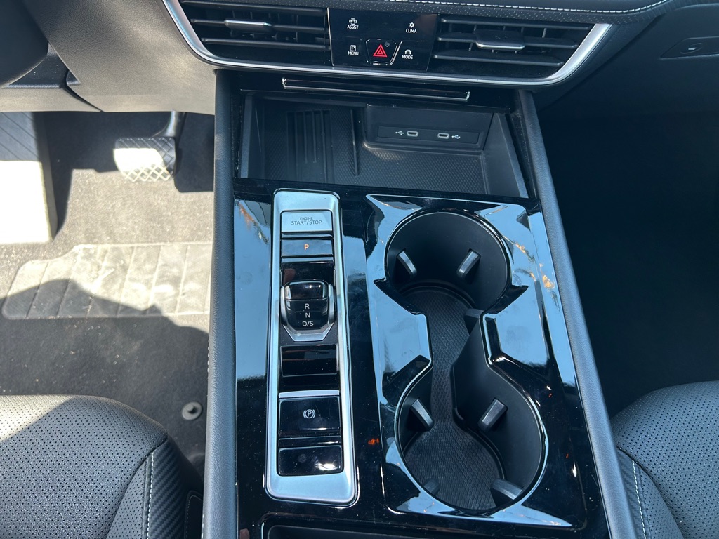 Photo 16 of this VOLKSWAGEN ATLAS CROSS SPO