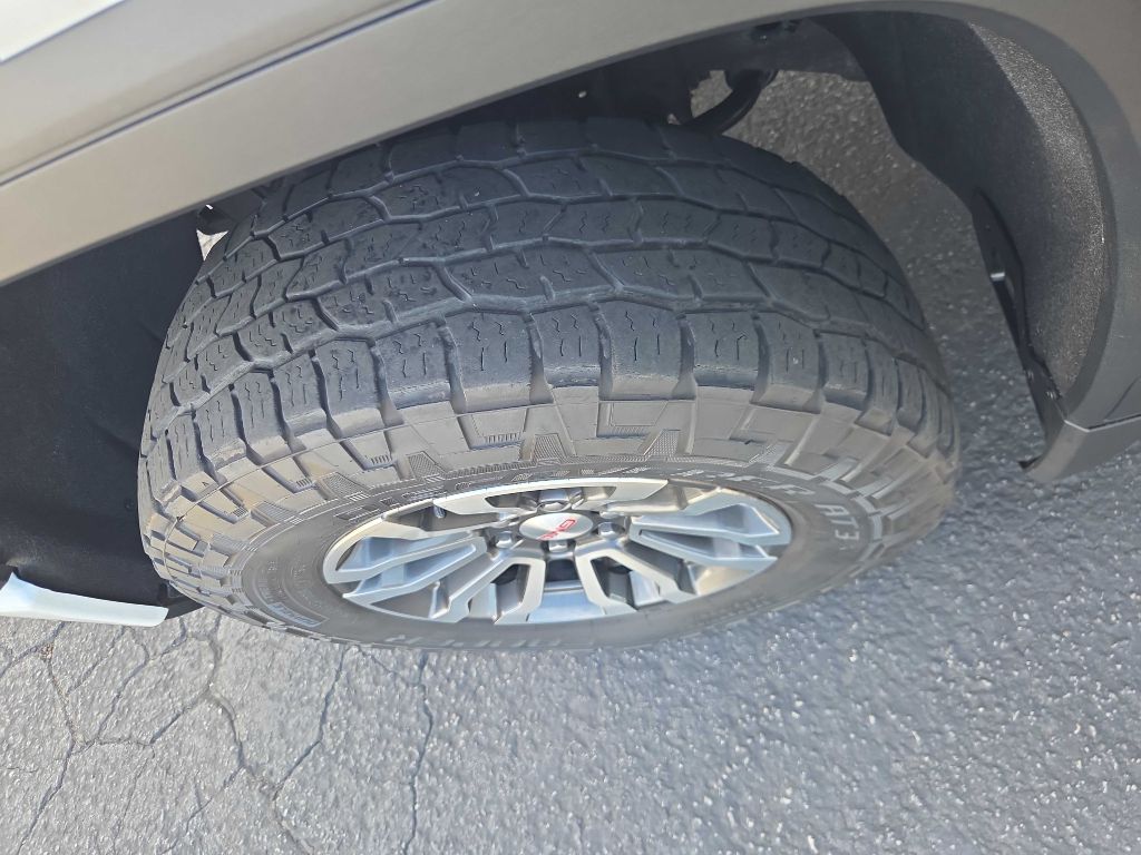 Photo 13 of this GMC SIERRA 1500 LIM