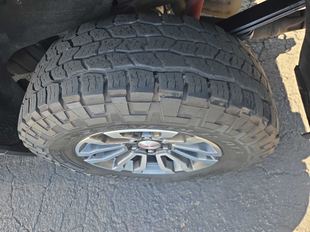 Photo 11 of this GMC SIERRA 1500 LIM
