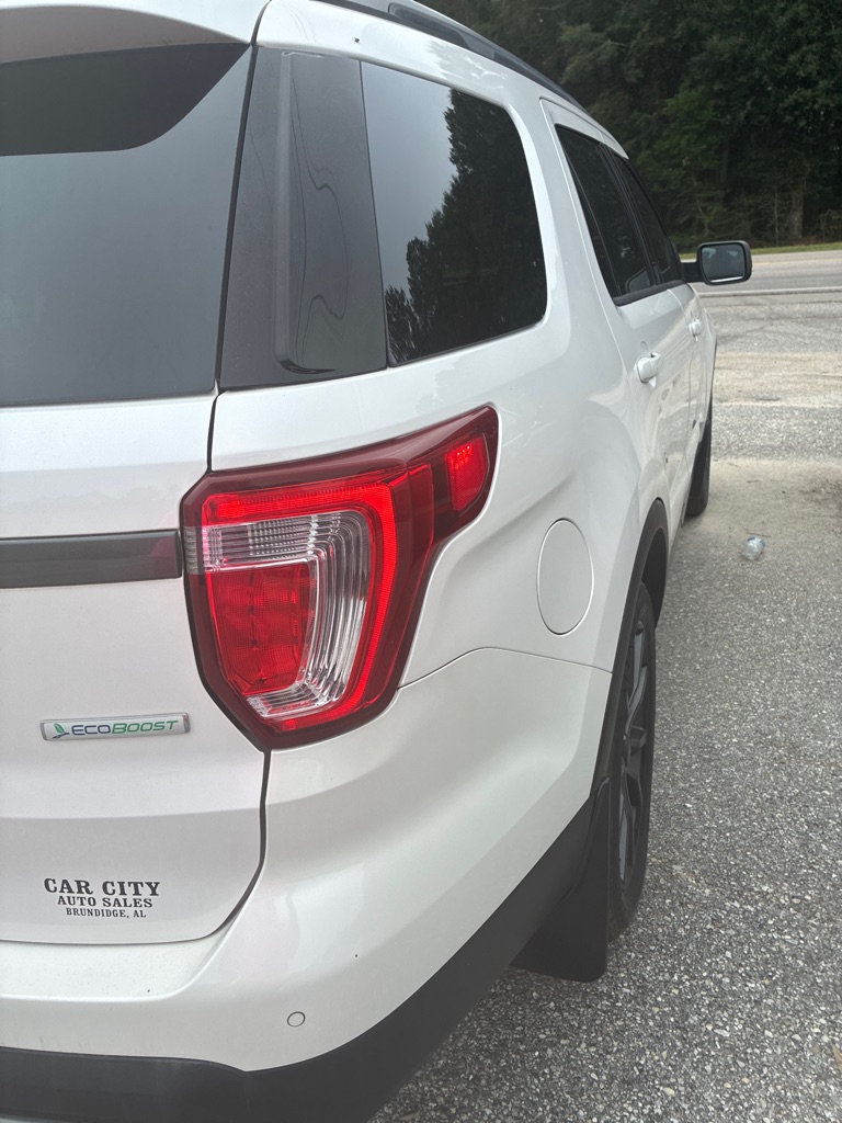 Additional photo of vehicle.