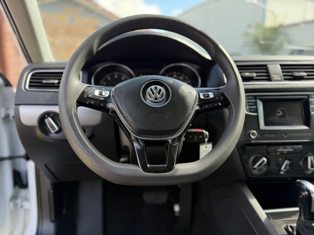 Photo 12 of this VOLKSWAGEN JETTA