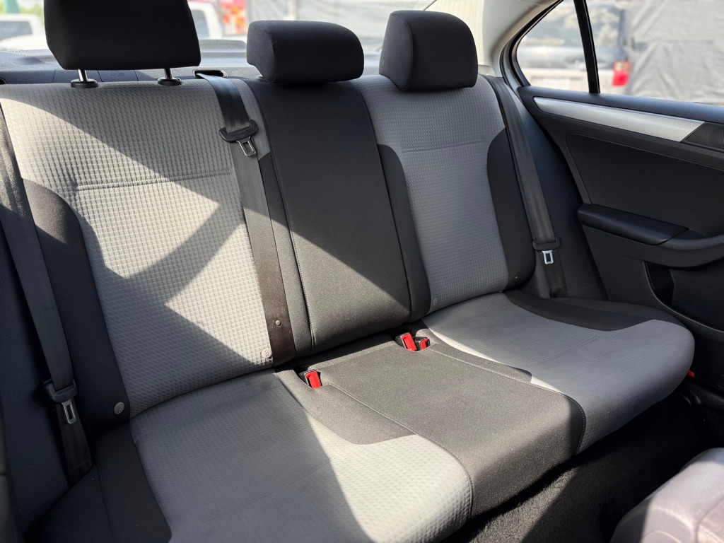 Photo 23 of this VOLKSWAGEN JETTA