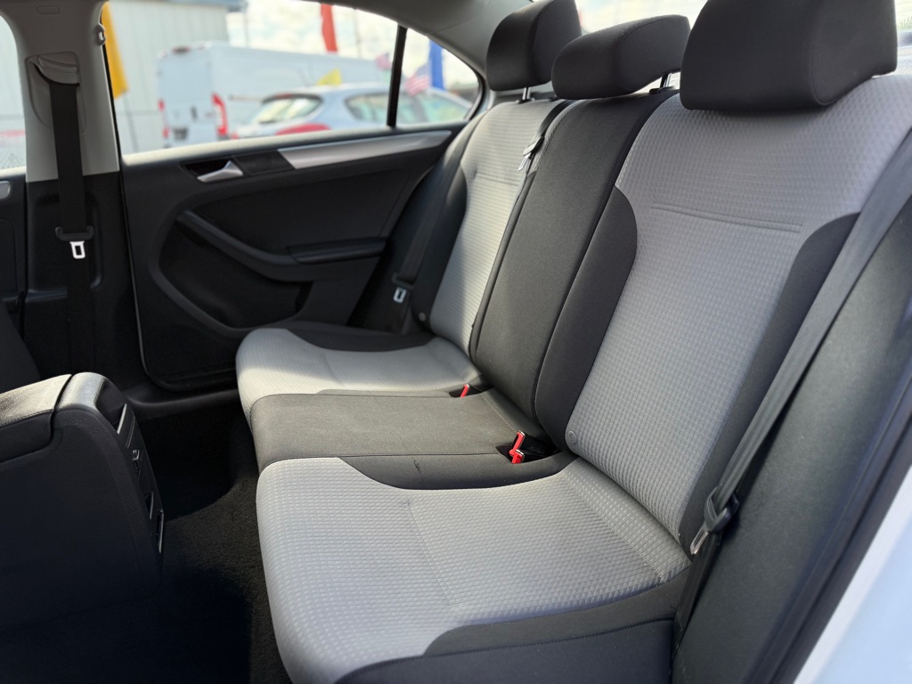 Photo 22 of this VOLKSWAGEN JETTA