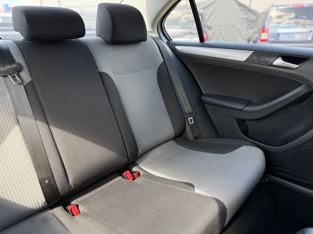 Photo 24 of this VOLKSWAGEN JETTA