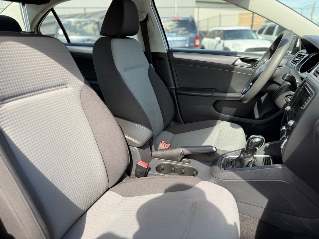 Photo 19 of this VOLKSWAGEN JETTA